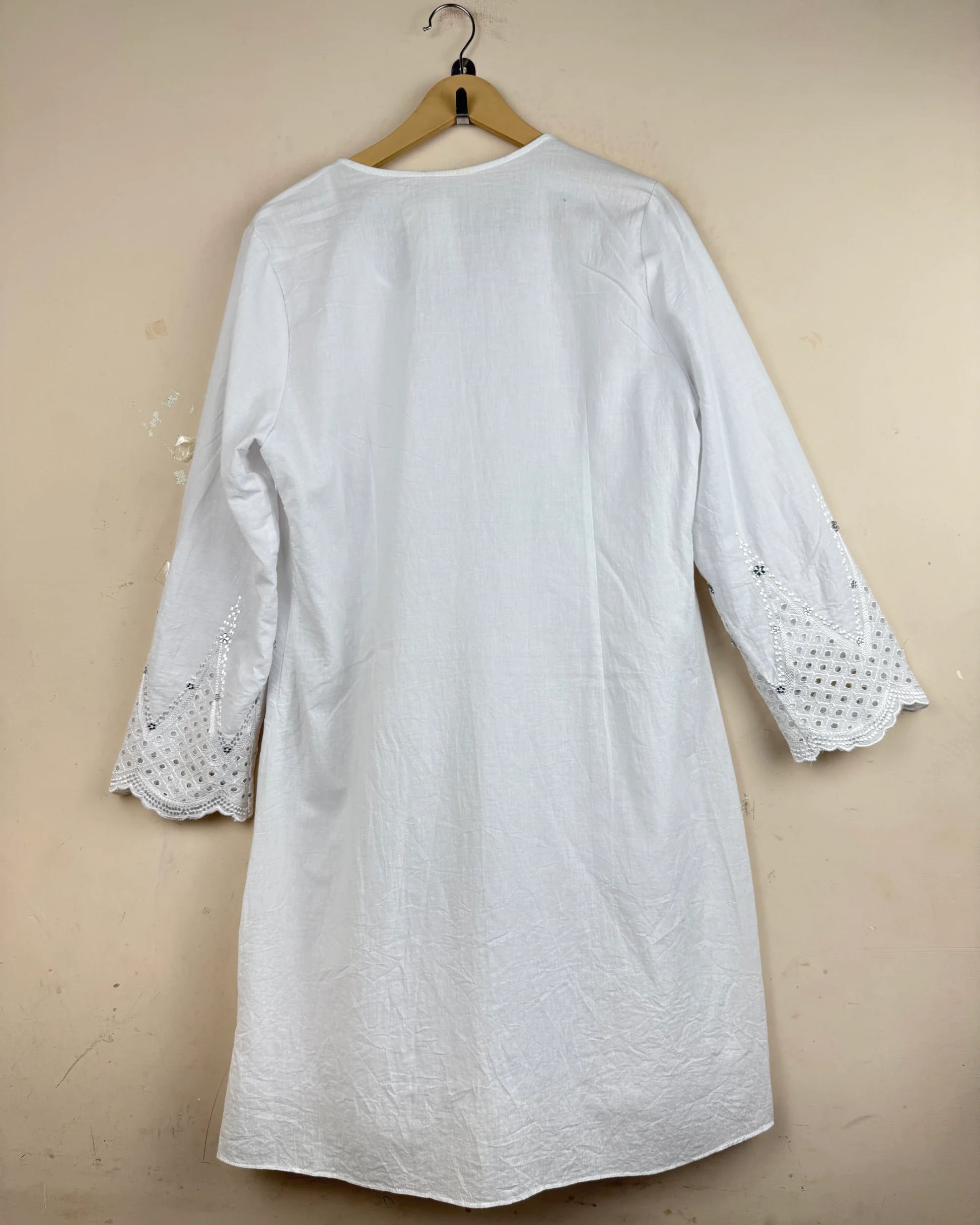 Preloved Summer Kurti by Cut Label in WHITE LAWN for - Excellent Condition | OTS Pakistan (SK-5)