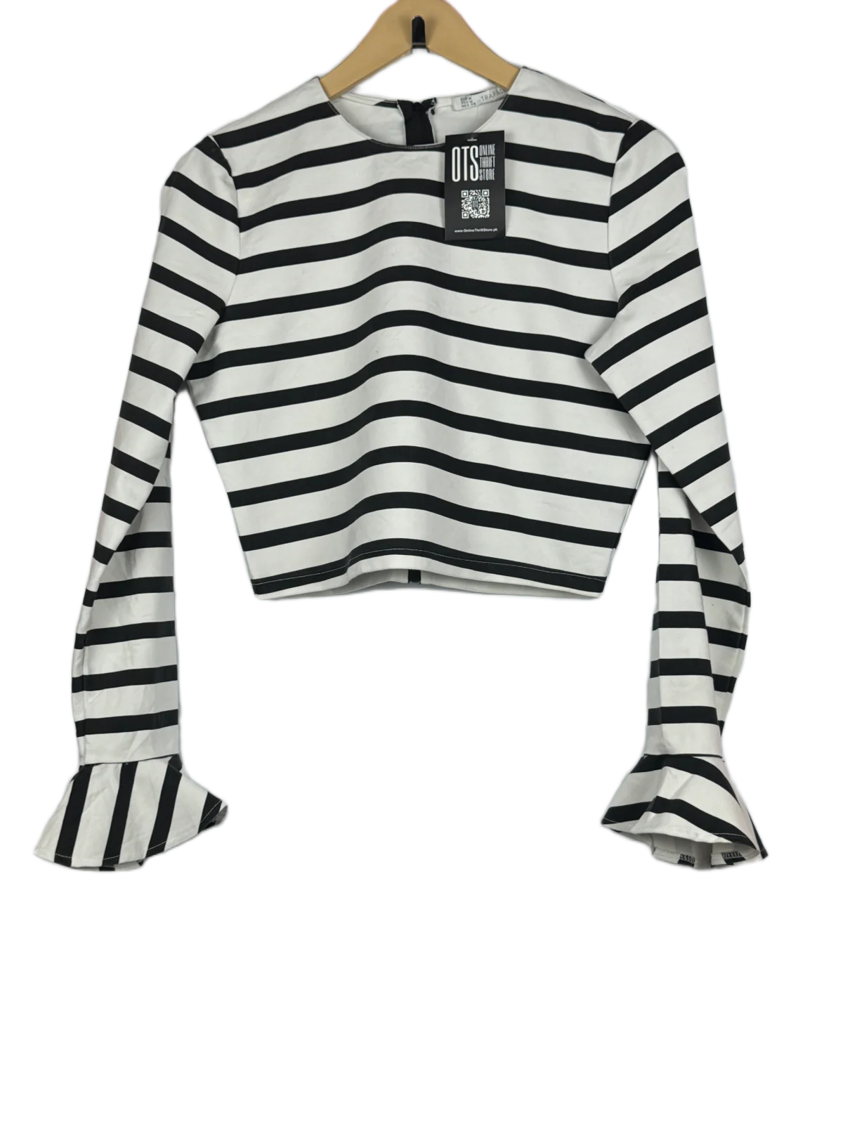 Preloved Premium Winter Crop Tops by TRAFALUC, Black & White Acrylic & Cotton for Women - OTS Thrift Shop Islamabad Pakistan