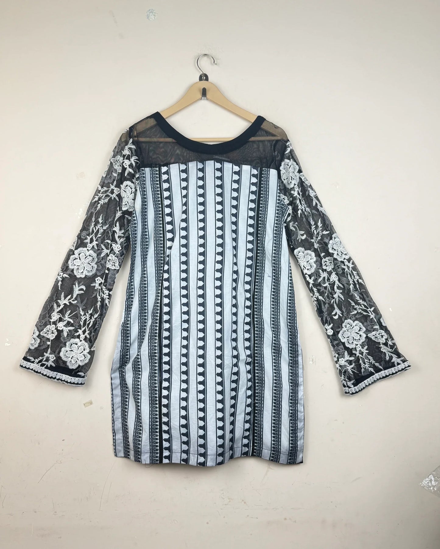 Buy Black & White LAWN Summer Kurti by Cut Label - Good condition for | Preloved OTS Pakistan (SK-33)