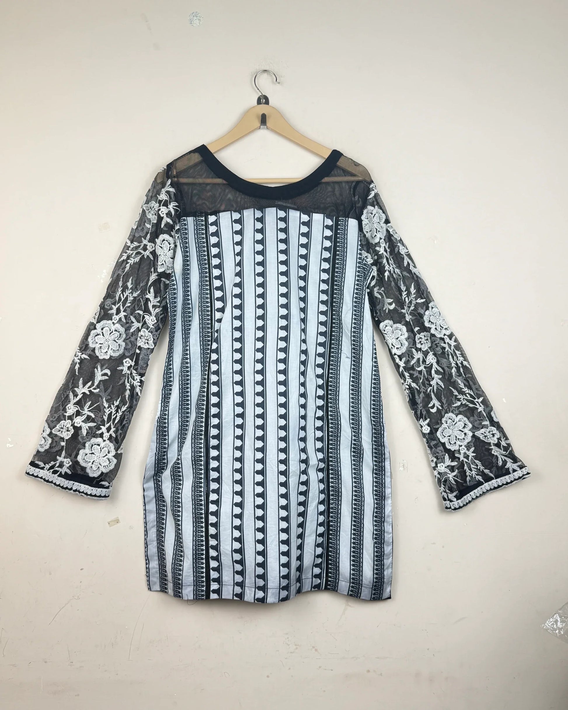 Buy Black & White LAWN Summer Kurti by Cut Label - Good condition for | Preloved OTS Pakistan (SK-33)