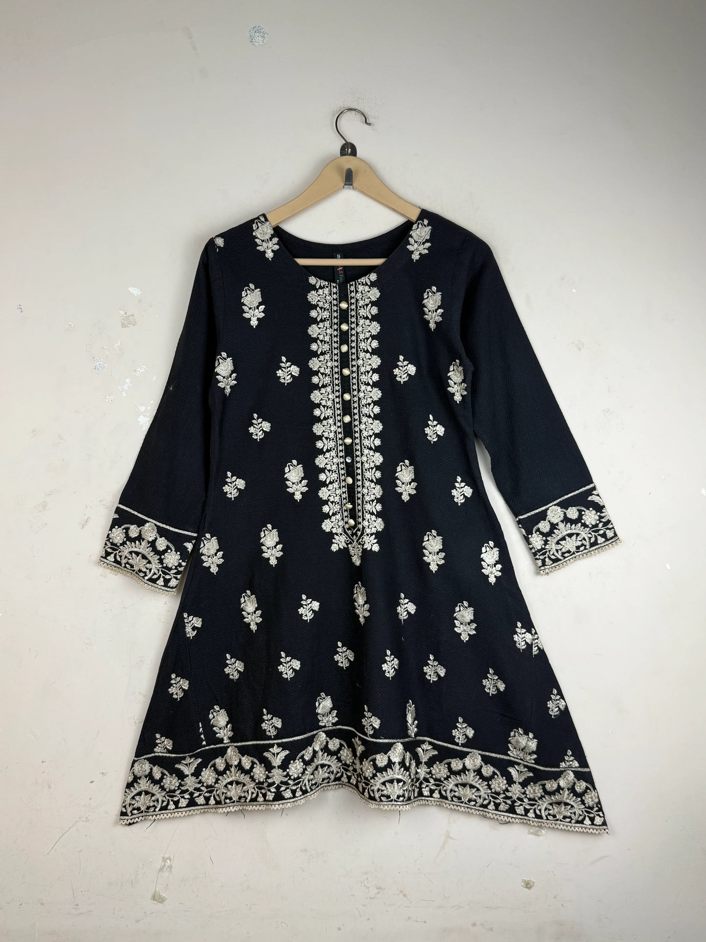 Excellent Condition Summer Kurti | Preloved Dars fabricon | Black khaddar | Thrift Shop for Women Islamabad Pakistan | OTS