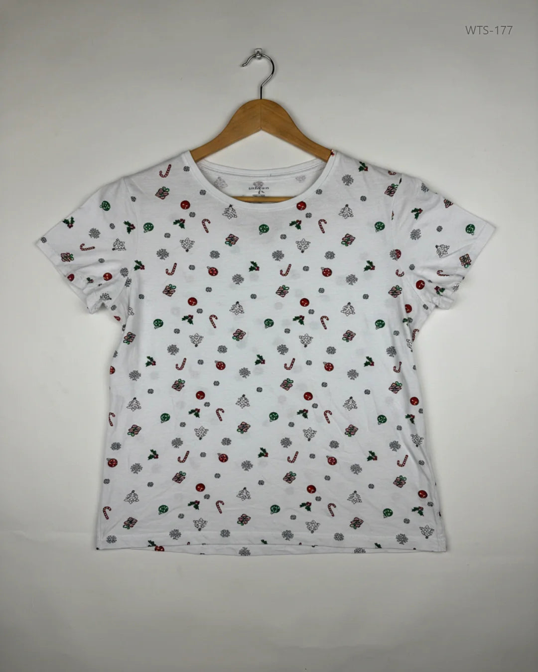 Secondhand Branded Womens Tshirts by Primark, White Cotton fabric, Premium condition, for - Online Thrift Shop Islamabad Pakistan